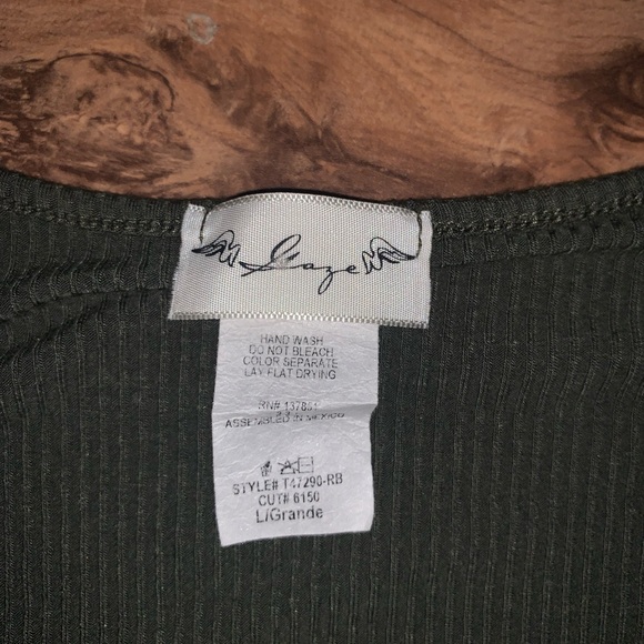 Gaze Shirt - Picture 3 of 4